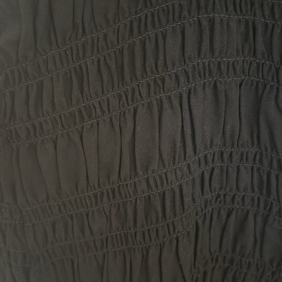 Fitted textured black dress - Picture 3 of 4